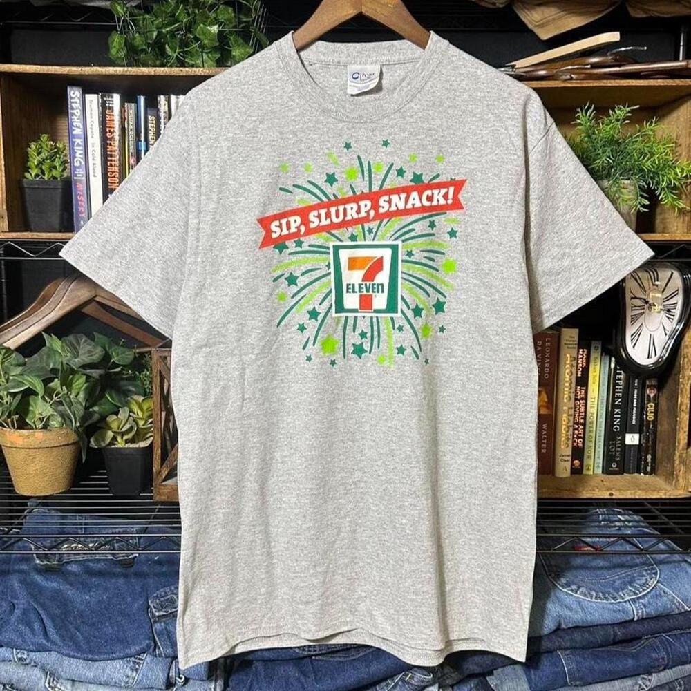 Vintage Y2K 7 Eleven “Sip, Slurp, Snack!” Promo Tee Grey Gas Station Shirt Large